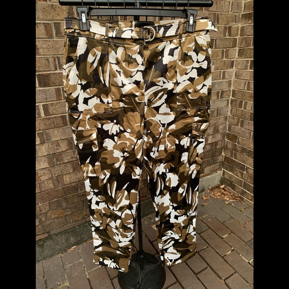 NWT Chico’s Camo Floral Ankle Pants - Picture 4 of 8
